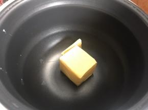 电饭煲插上电源，放入黄油