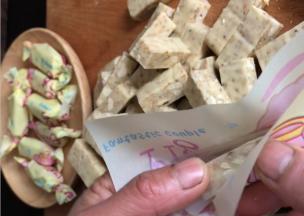 用糖纸包裹起来