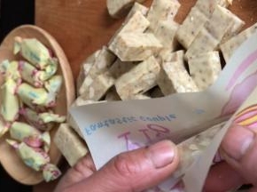 用糖纸包裹起来