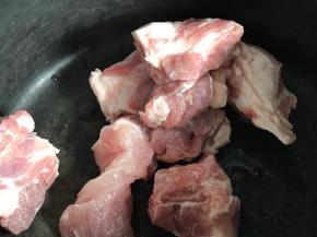 浸泡好的猪排骨，洗净沥水后放入砂锅中