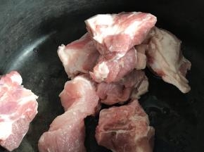 浸泡好的猪排骨，洗净沥水后放入砂锅中