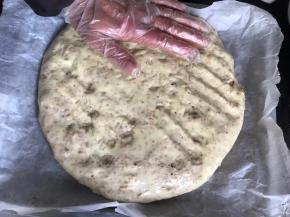 倒入铺好油纸的盘内，压平