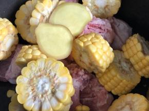 加入玉米棒和姜片