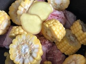 加入玉米棒和姜片