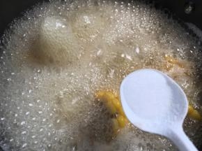 一小时后加盐调味，拌匀后煮沸即可