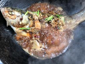 加入盖住鱼身的清水，加老抽、香醋大火烧开，转小火烧15分钟