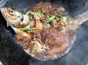 加入盖住鱼身的清水，加老抽、香醋大火烧开，转小火烧15分钟