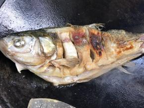 煎至金黄色后翻面，煎至两面金黄色