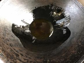 热锅倒入适量菜籽油