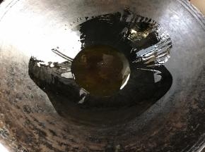 热锅倒入适量菜籽油