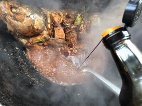 淋入生抽，调入胡椒粉、味精拌匀即可