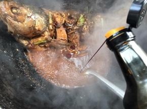 淋入生抽，调入胡椒粉、味精拌匀即可