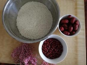 称好糯米，赤豆，红枣。准备好棉绳