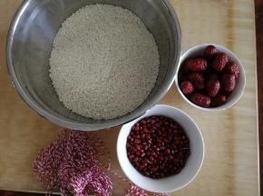 称好糯米，赤豆，红枣。准备好棉绳