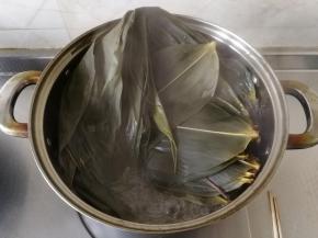 盖锅盖，开大火煮开。煮开后再煮五分钟。期间可以把粽叶翻面，每张粽叶都要煮透。然后关火。