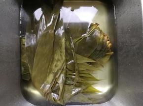 干净水池里，放入适量清水。把煮好的粽叶倒入。