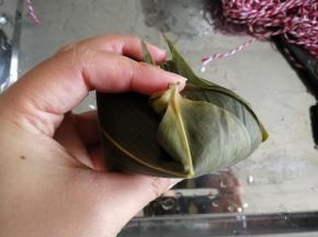 然后把多余的头部，往一边折好。一定要握住，不要松开。