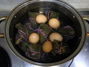 放入洗干净的鸡蛋，加水末过粽子。盖锅盖，开大火煮，等锅里煮开后，转中小火，全程煮2-3小时。要看粽子大小，包的大就需要多煮一会！