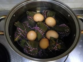 放入洗干净的鸡蛋，加水末过粽子。盖锅盖，开大火煮，等锅里煮开后，转中小火，全程煮2-3小时。要看粽子大小，包的大就需要多煮一会！