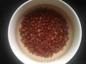 红豆提前洗净并隔夜浸泡；