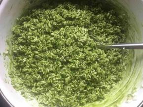 倒入抹茶粉搅拌均匀浸泡2小时左右；