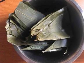 剪掉粽叶头部硬梗部分；