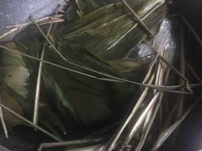 粽叶用洗洁布或刷子洗净后隔夜浸泡，并上锅在盐水中煮10分钟后冷却；