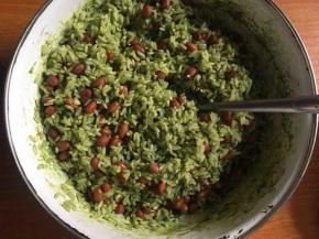 红豆沥干水分后与糯米搅拌均匀；