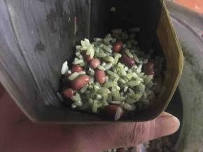 往圆锥内装入内陷，并用勺子轻轻压实；