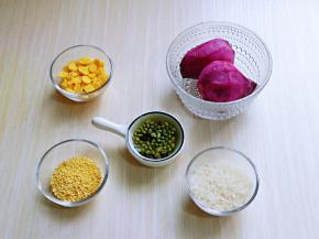 准备食材，绿豆提前冷水泡上。