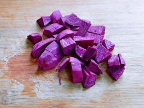 紫薯去皮，切小块。