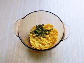 将玉米片，绿豆，小米，大米混合在器具中。