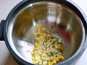 淘干净后，倒入电饭煲中。