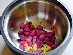 再加入切好的紫薯丁。