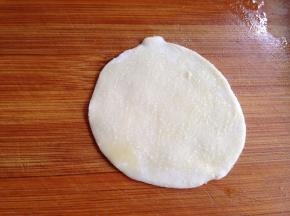 取一个饺子皮刷上少许食用油