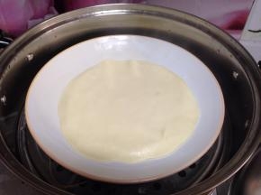 放入入开水锅中加盖大火蒸8-10分钟，取出趁热把每一张揭开