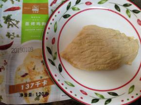蒸饼期间，取出自然化冻的藤椒蒸烤鸡胸肉，这种鸡胸肉是腌制的半成品