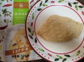 蒸饼期间，取出自然化冻的藤椒蒸烤鸡胸肉，这种鸡胸肉是腌制的半成品