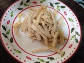 入微波炉高火2分钟，也可以水煮5分钟，然后手撕成丝
