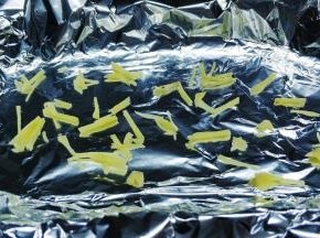 盘子铺入锡纸，放入姜丝