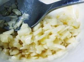 蒜剁碎放入油盐拌均匀