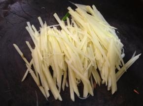 土豆去皮切成细丝，用冷水投洗两遍去掉淀粉