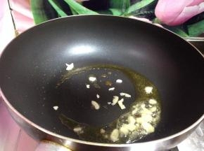热锅凉油炒香蒜瓣