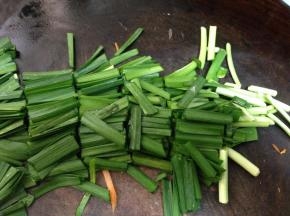 韭菜洗净切成段