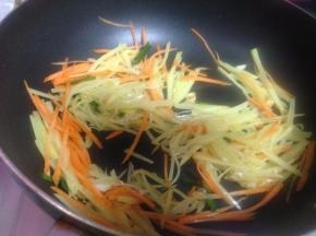 倒入土豆丝和胡萝卜丝炒成熟，不要太熟影响口感