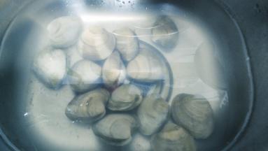 美国贝用盐浸泡一小时吐沙