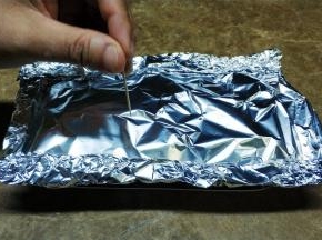 锡纸封口，用牙签扎几个小洞