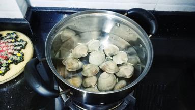 锅里放入足量水，放入美国贝
