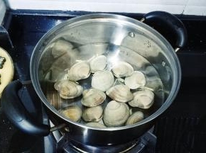 锅里放入足量水，放入美国贝