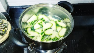 锅里继续大火烧开，放入丝瓜
